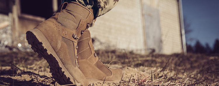 Militärschuhe im Aussengelände