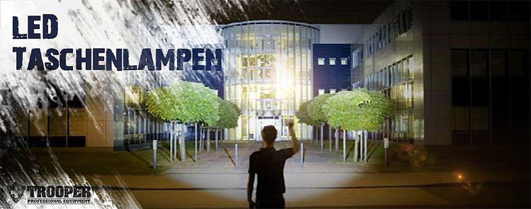 Person beleuchtet ein Gebäude mit einer Taschenlampe