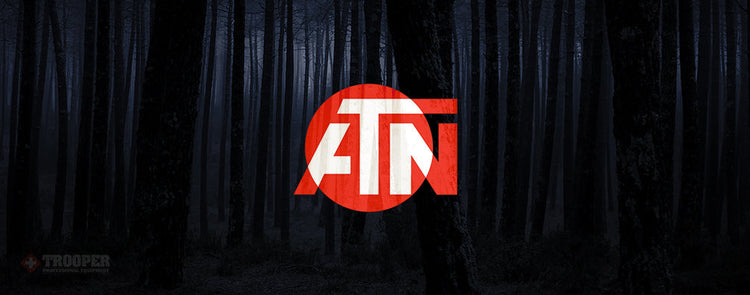 Firmenlogo von ATN Wärmebildkameras vor dunklem Wald