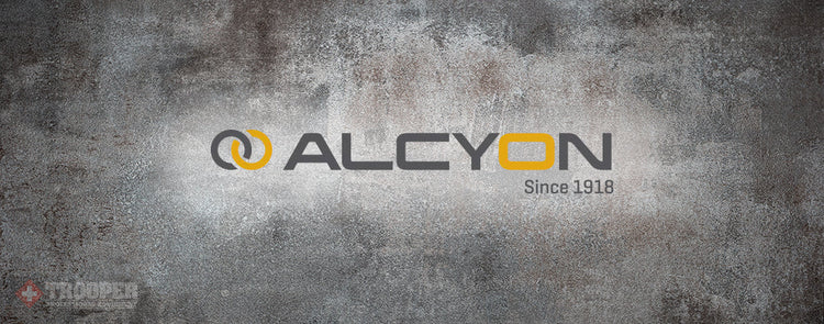 Das Alcyon Handschellen-Markenlogo mit einer Metallplatte im Hintergrund