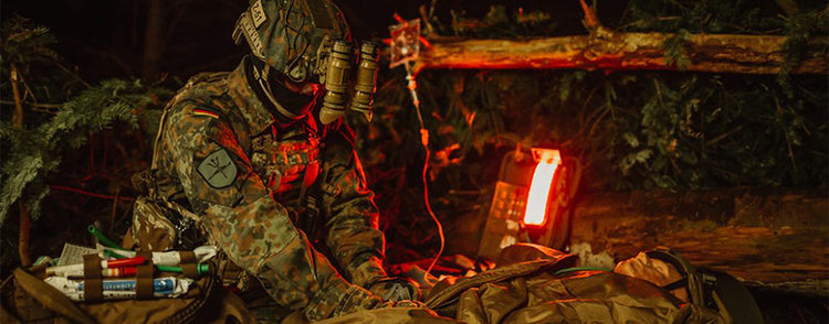 Rettungssoldat mit Rotlicht-System von XPlights