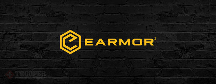 Earmor Logo in Gelb vor schwarzer Backsteinmauer