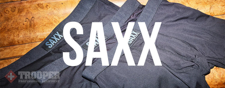 Das Firmenlogo von SAXX mit drei schwarzen Boxershorts im Hintergrund