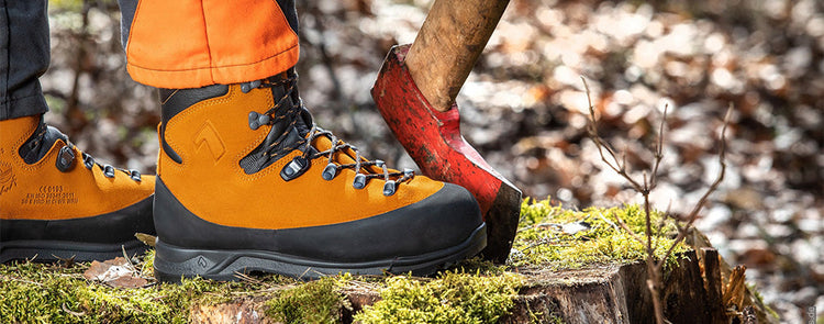 Person mit festem Schuhwerk im Freien