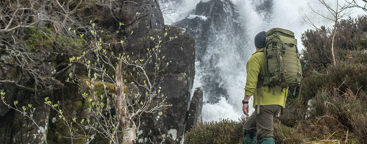 Wanderer mit Trekkingrucksack in Wildnis
