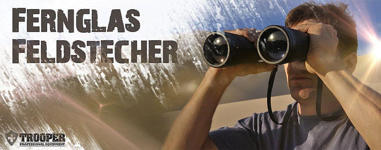 Mann mit einem Fernglas in der Hand