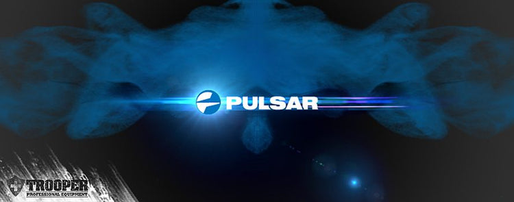 Markenlogo von Pulsar vor einem dunklen Hintergrund mit blauem Nebel
