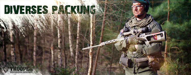Jäger mit Gewehr im Wald. Diverses Organisations Zubehör tragend.