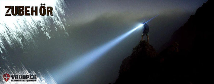 Lichtstrahl einer Taschenlampe in nebliger Bergumgebung