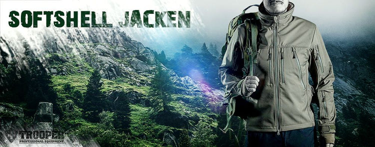 Mann mit Softshelljacke und Rucksack in alpiner Berglandschaft