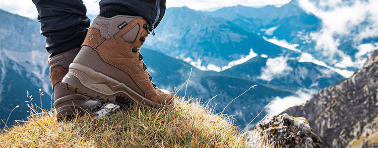Wanderschuhe mit Bergen im Hintergrund