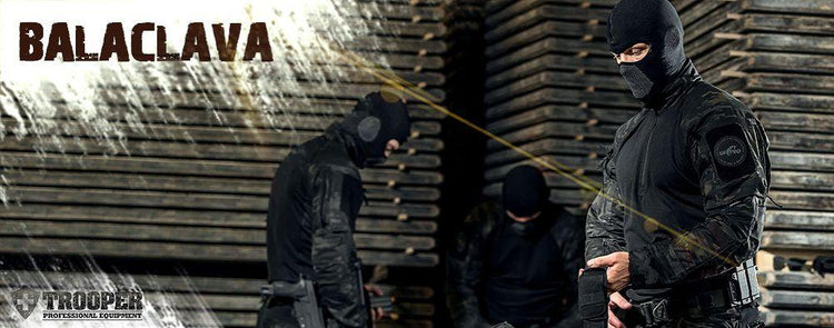 Drei Männer bekleidet mit Balaclava machen sich einsatzbereit.
